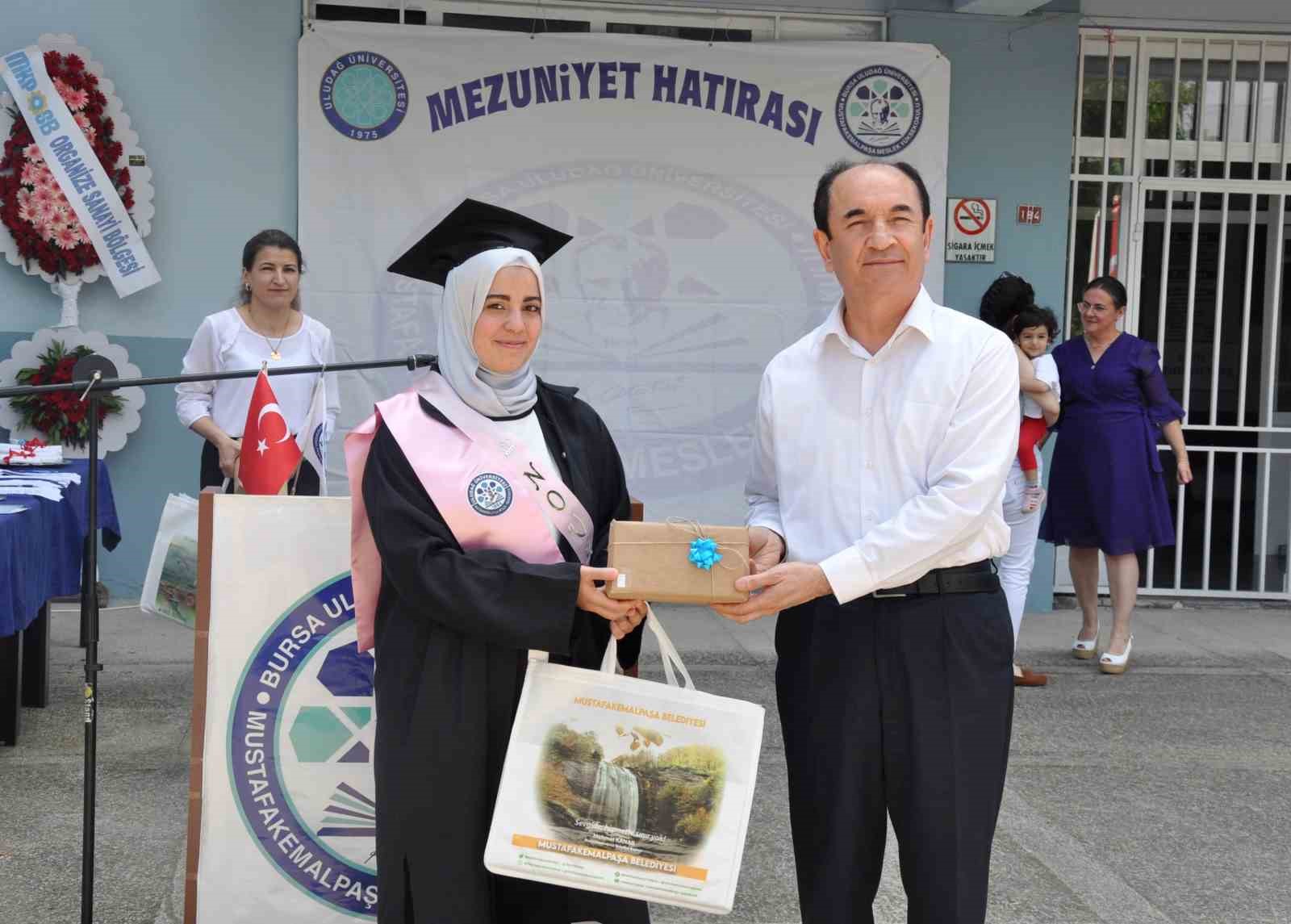 YÜKSEKOKUL BİRİNCİSİ, SURİYE’DEKİ SAVAŞTAN KAÇARAK TÜRKİYE’YE SIĞINAN VE MUSTAFAKEMALPAŞA’DA GIDA