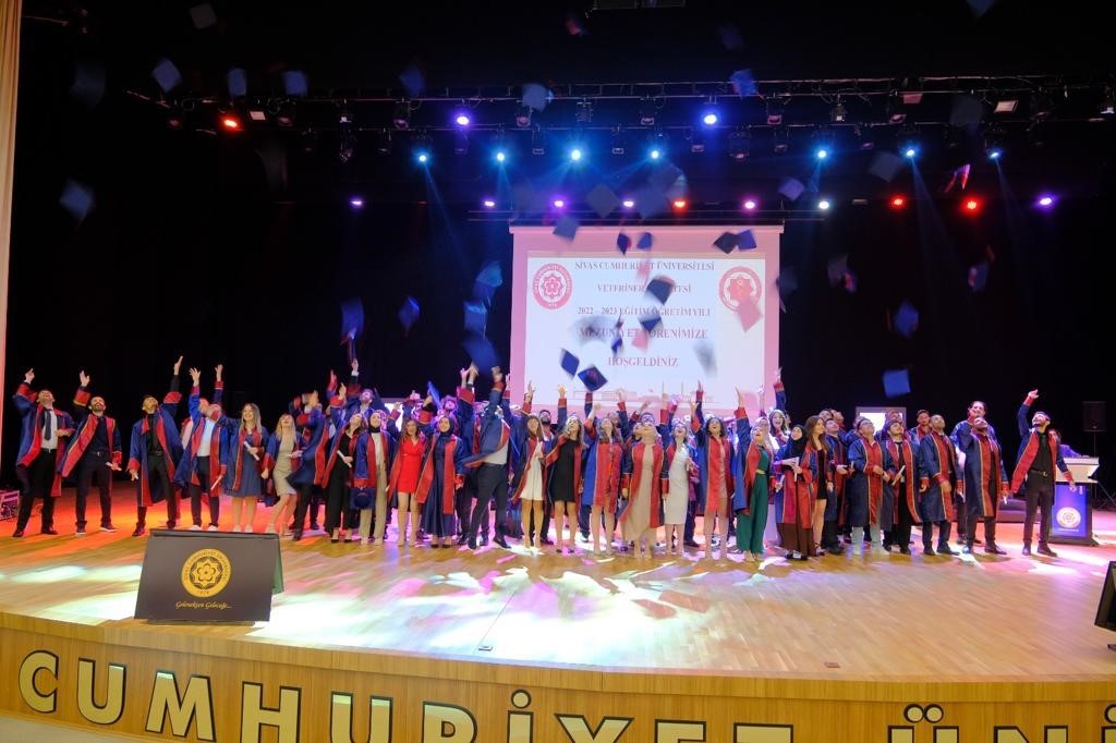 SİVAS CUMHURİYET ÜNİVERSİTESİ (SCÜ) VETERİNERLİK FAKÜLTESİ MEZUNİYET TÖRENİ COŞKU İÇİNDE