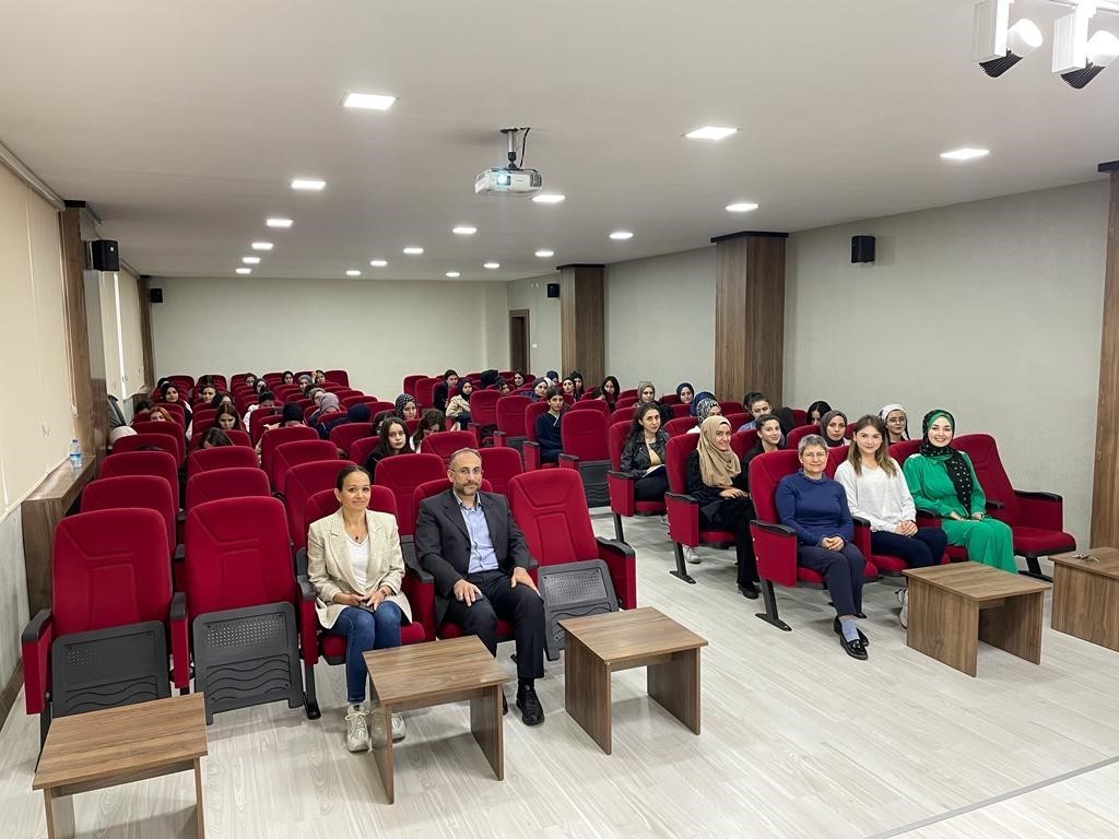 SCÜ’DE EBELİKTE KARİYER PLANLAMASI ANLATILDI