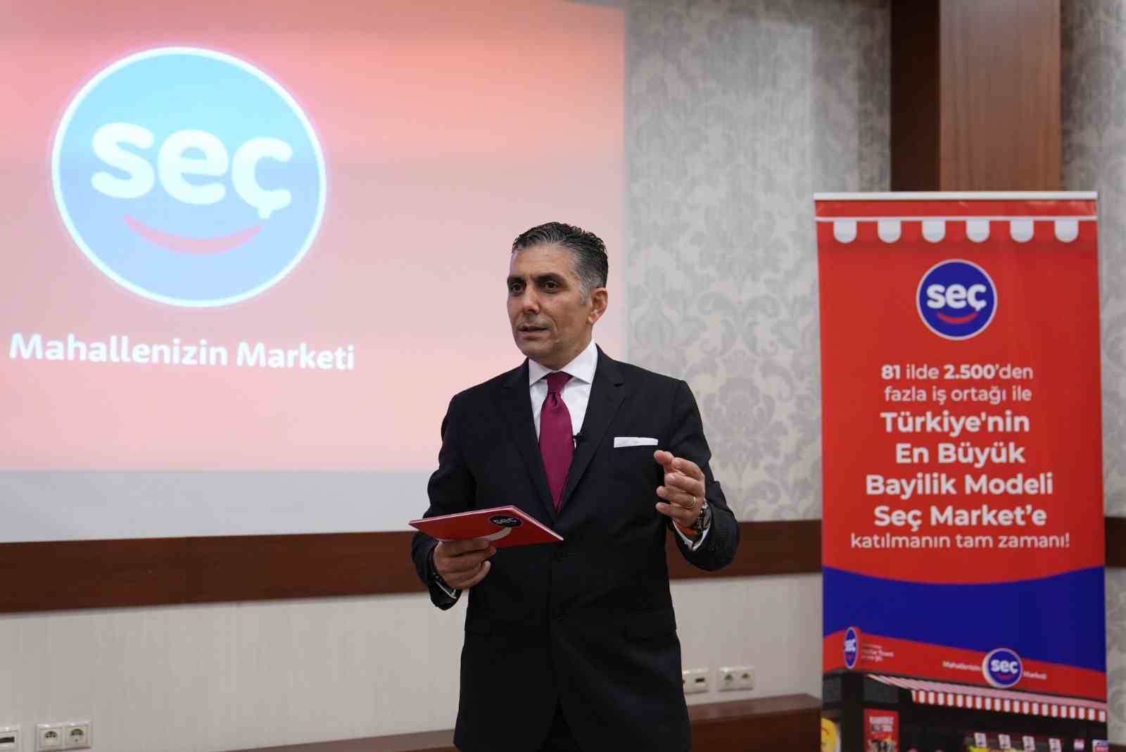 TOPLANTIYA KATILAN SEÇ MARKET GENEL MÜDÜRÜ ALTAN SEKMEN, KATILIMCILARIN SORULARINI