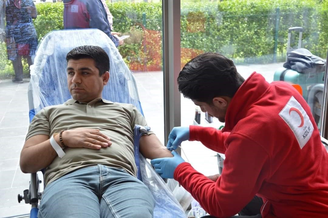EMEKLERİYLE HAYATLARA DOKUNAN KAYSERİ ŞEHİR HASTANESİ PERSONELİ, KIZILAY'A KAN BAĞIŞI