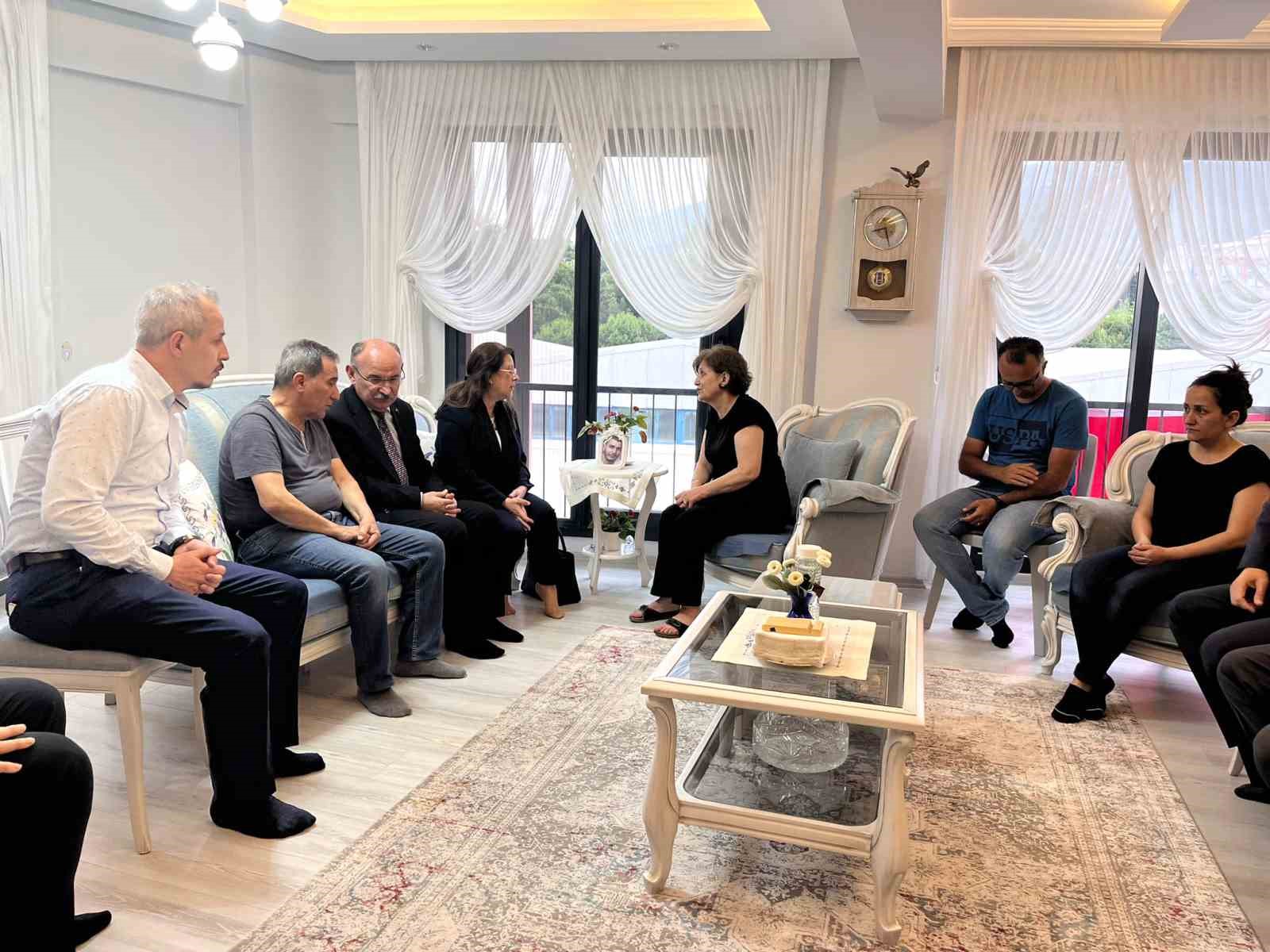 MANİSA VALİSİ YAŞAR KARADENİZ VE EŞİ ZEHRA KARADENİZ, ŞEHİT KOMİSER
