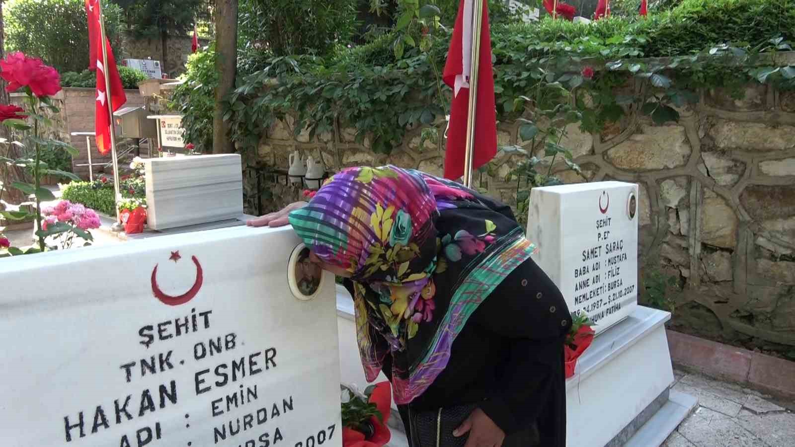 KIBRIS’TA 2007 YILINDA ŞEHİT DÜŞEN OĞLU HAKAN ESMER’İN MEZARINI ZİYARET