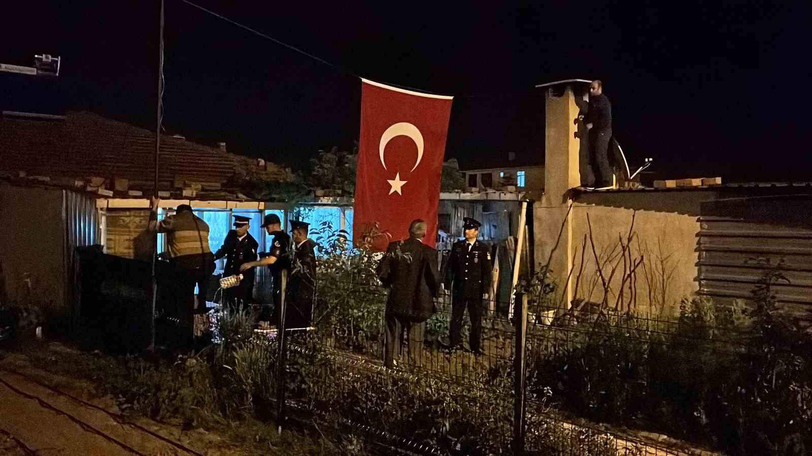 ŞEHİDİN YENİCE İLÇESİNDEKİ BABA OCAĞINA TÜRK BAYRAĞI ASILDI.