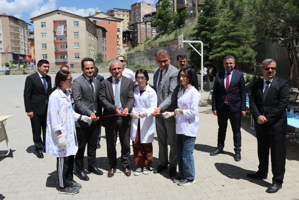 HAKKARİ ŞEHİT SELAHATTİN ORTAOKULU ÖĞRENCİLERİ, YIL BOYUNCA YAPMIŞ OLDUKLARI BİRBİRİNDEN