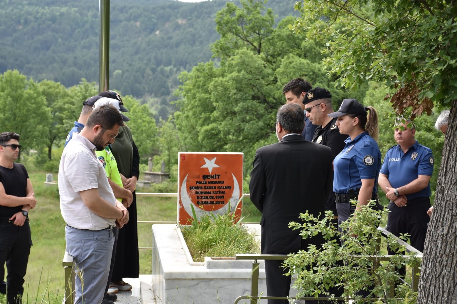 KASTAMONU’DA ŞEHİT ŞERİFE ÖZDEN KALMIŞ ŞAHADETİNİN 7. YILINDA KABRİ BAŞINDA
