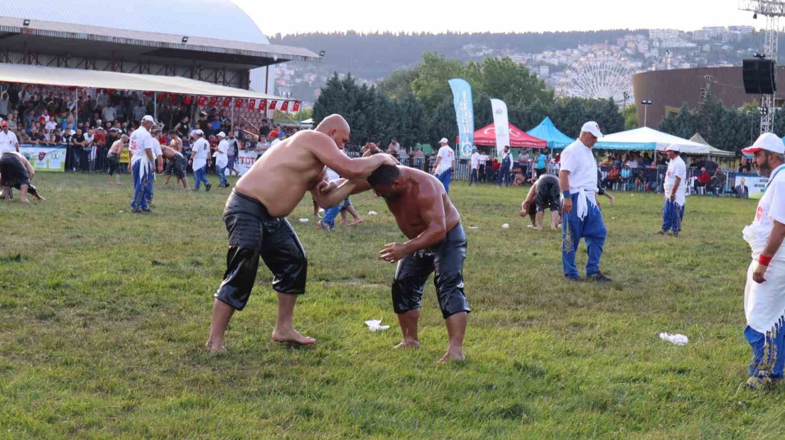 15. SEKAPARK ALTINKEMER YAĞLI GÜREŞLERİNDE SON 16 TURUNA KALAN BAŞPEHLİVANLAR