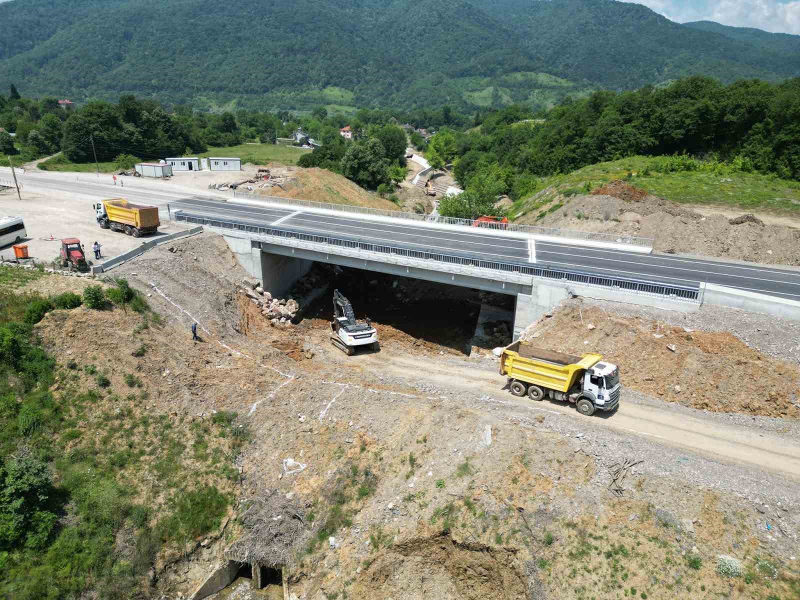 BARTIN-KARABÜK KARAYOLUNDA İNŞASI TAMAMLANAN 35 METRELİK KÖPRÜ ULAŞIMA AÇILDI.
