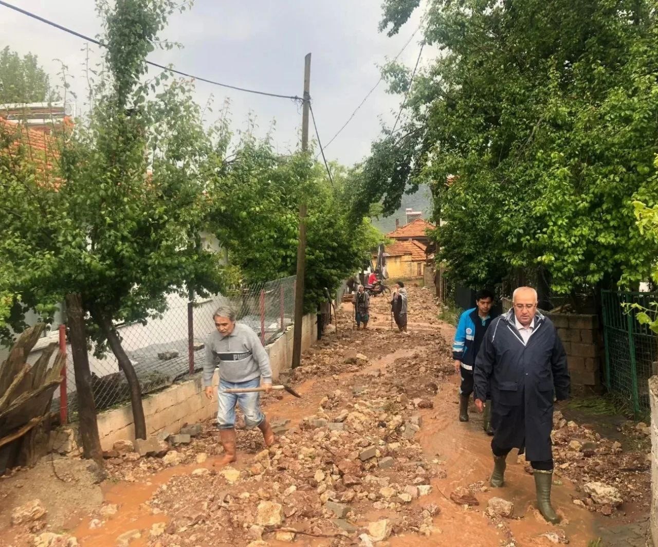 DENİZLİ’DE YEREL OLARAK ETKİSİNİ SÜRDÜREN ŞİDDETLİ YAĞIŞLAR, ÇAMELİ’NİN BELEVİ VE
