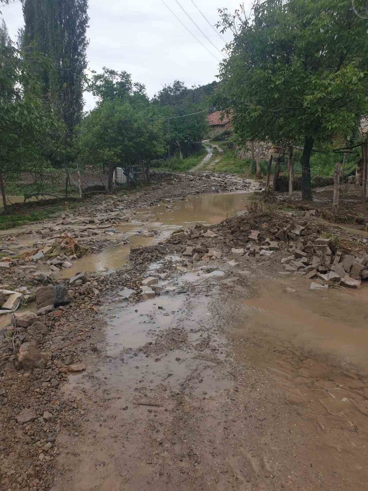 ÇORUM’DA ETKİLİ OLAN SAĞANAK YAĞIŞ HAYATI FELÇ ETTİ.