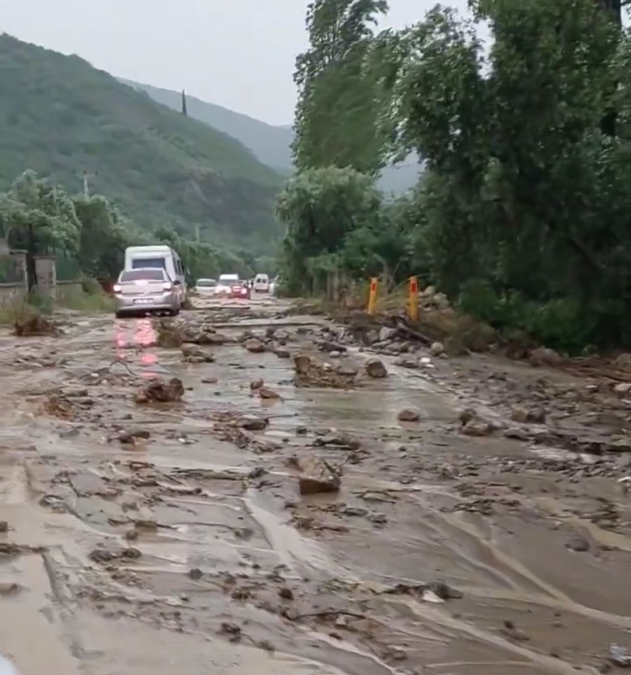 İZNİKTE SEL SULARI ZOR ANLAR YAŞATTI