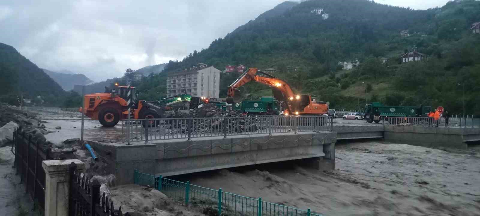KASTAMONU'NUN İNEBOLU İLÇESİNDE GECE SAATLERİNDE ETKİLİ OLAN ŞİDDETLİ SAĞANAK SEBEBİYLE