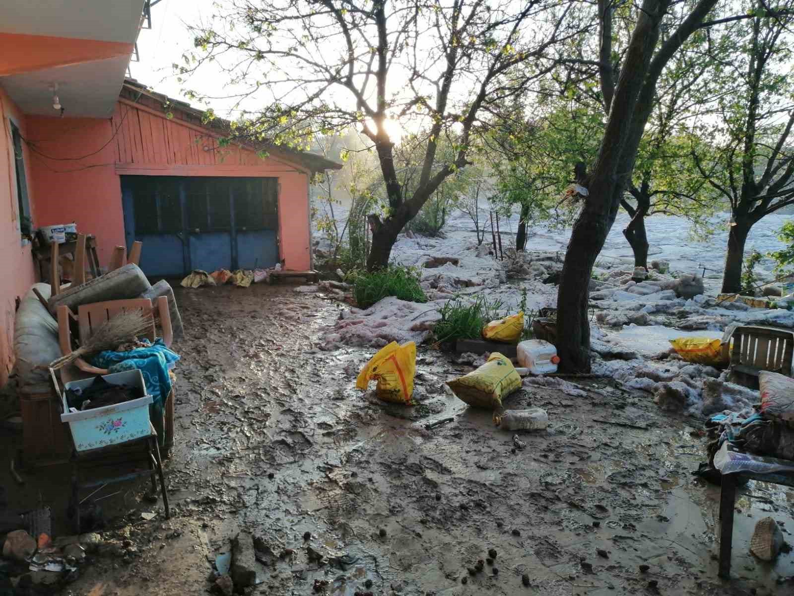 DENİZLİ’DE ETKİLİ OLAN SAĞANAK VE DOLU YAĞIŞININ ARDINDAN YAŞANAN SEL