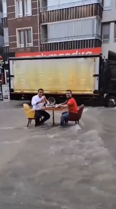 BAŞKENT'TE ETKİLİ OLAN YAĞMURLU HAVANIN YENİMAHALLE'DE OLUŞTURDUĞU KÜÇÜK ÇAPLI SELİ