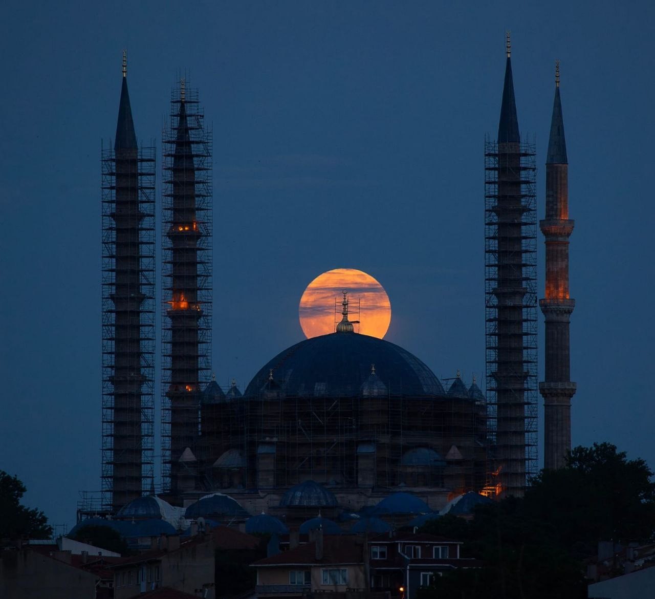 MİMAR SİNAN'IN “USTALIK ESERİM" DEDİĞİ SELİMİYE CAMİİ'NİN DOLUNAY MANZARASI İZLEYENLERİ