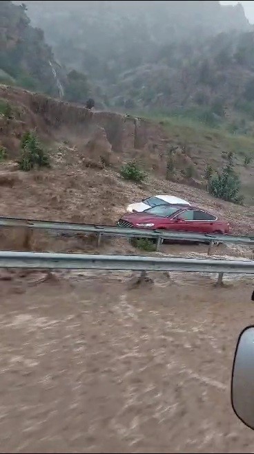 DENİZLİ-AFYONKARAHİSAR KARAYOLUNDA 4 KİŞİNİN BULUNDUĞU İKİ ARACI YUTAN SEL VE
