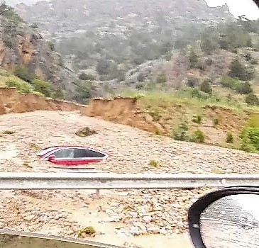 Selin getirdiği çamur aracı yuttu DENİZLİ – AFYONKARAHİSAR KARAYOLUNDA SELİN GETİRDİĞİ ÇAMUR, YOLDAN GEÇMEKTE OLAN