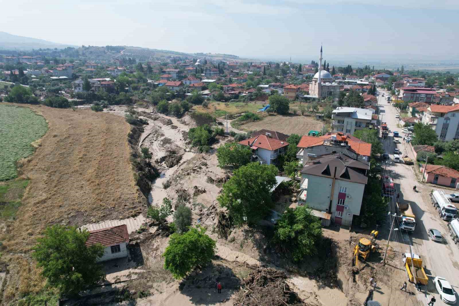 DÜN YAŞANAN ŞİDDETLİ YAĞIŞLARIN ARDINDAN SEL VE SU BASKINLARININ YAŞANDIĞI