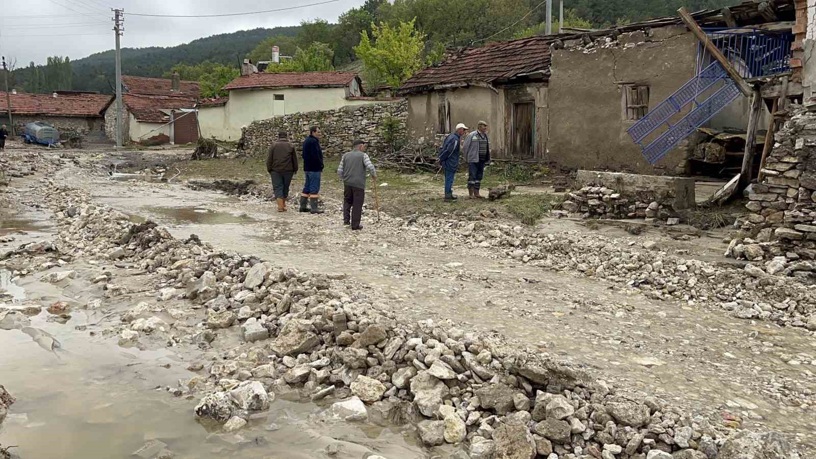 ESKİŞEHİR’DE YOĞUN YAĞIŞIN ARDINDAN SEL FELAKETİNİN VURDUĞU BÖLGELERDE SULARIN ÇEKİLMESİYLE