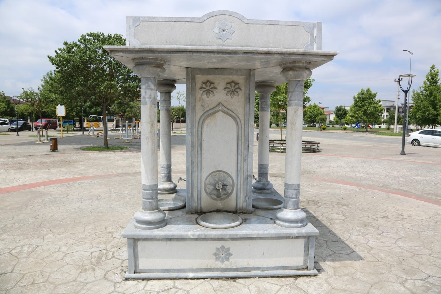 SERDİVAN BELEDİYESİ PARK BAHÇELER MÜDÜRLÜĞÜ EKİPLERİ, ARABACIALANI MAHALLE MEYDANINDAKİ ZARAR