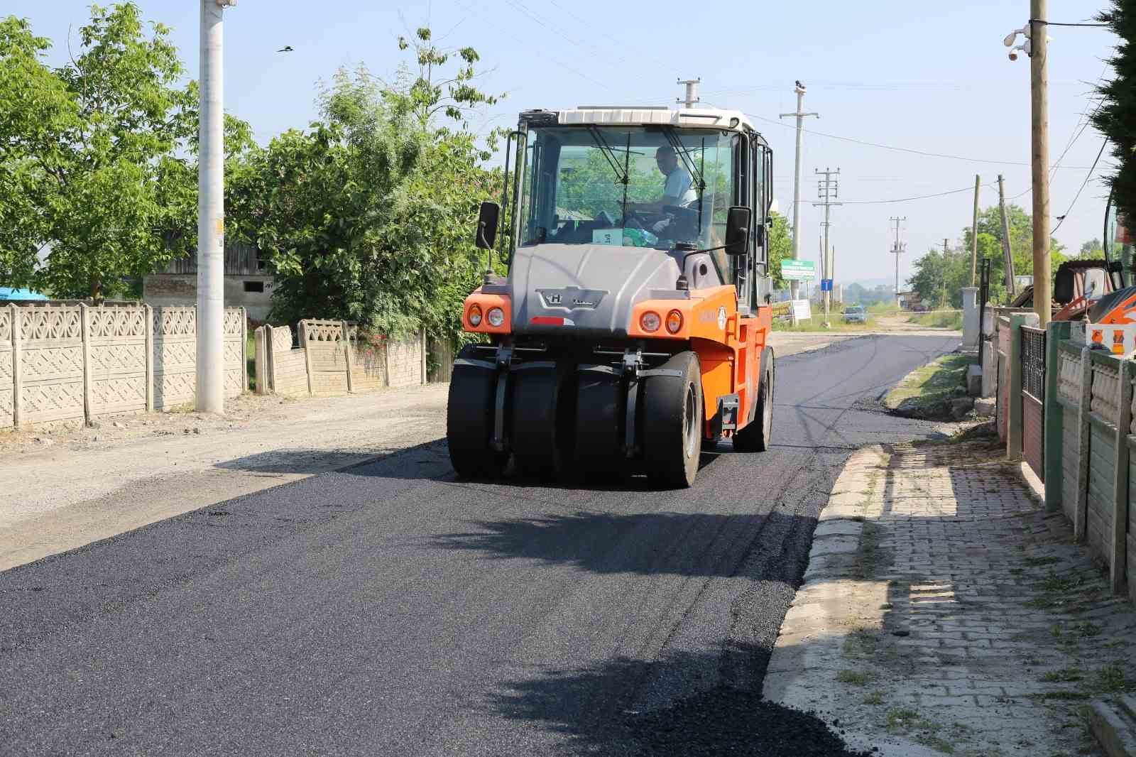 SERDİVAN BELEDİYESİ, YAZ MEVSİMİNİN GELMESİYLE BİRLİKTE ÜSTYAPI ÇALIŞMALARINI HIZLANDIRARAK CADDE