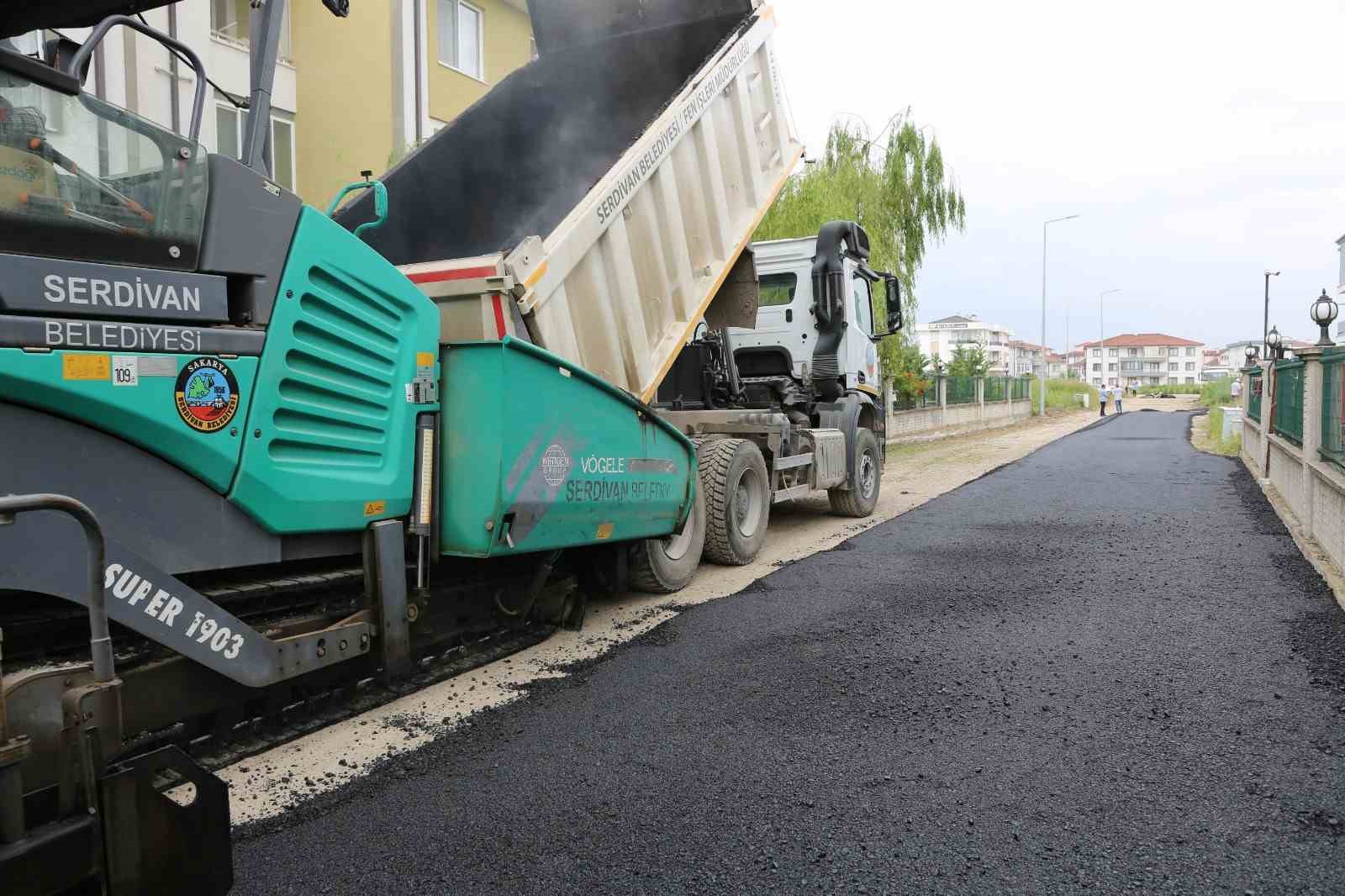 SERDİVAN BELEDİYESİ FEN İŞLERİ MÜDÜRLÜĞÜ EKİPLERİ İLÇEDEKİ MUHTELİF NOKTALARDA SICAK
