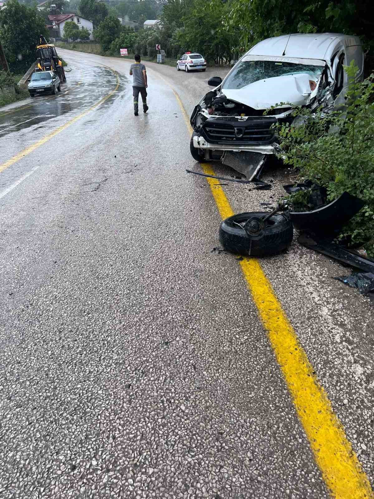 SEYDİKEMER’DE TRAFİK KAZASINDA 2 KİŞİ YARALANDI