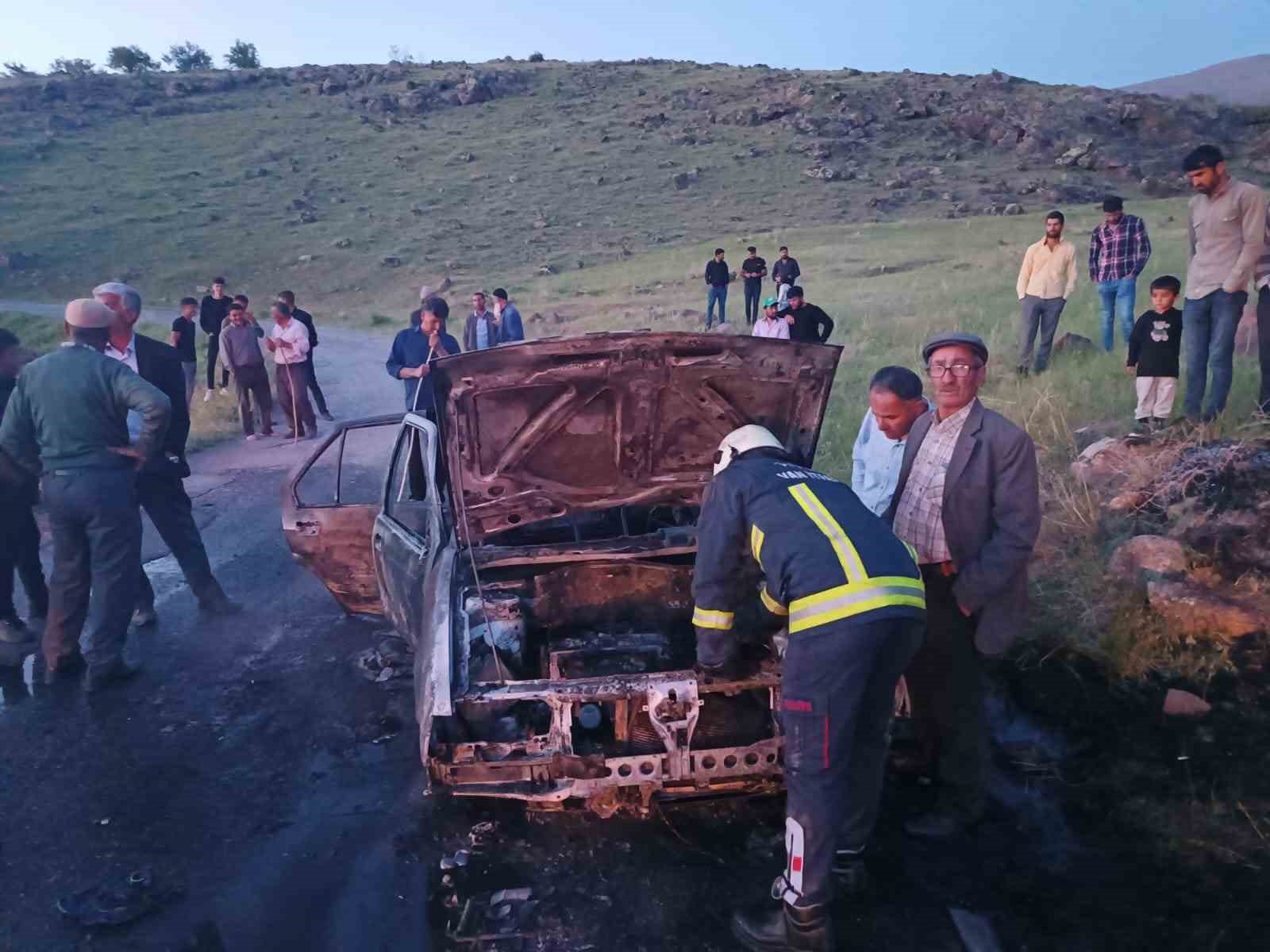 ERCİŞ İLÇESİNDE SEYİR HALİNDEYKEN ANİDEN ALEV ALAN OTOMOBİL YANARAK KULLANILAMAZ