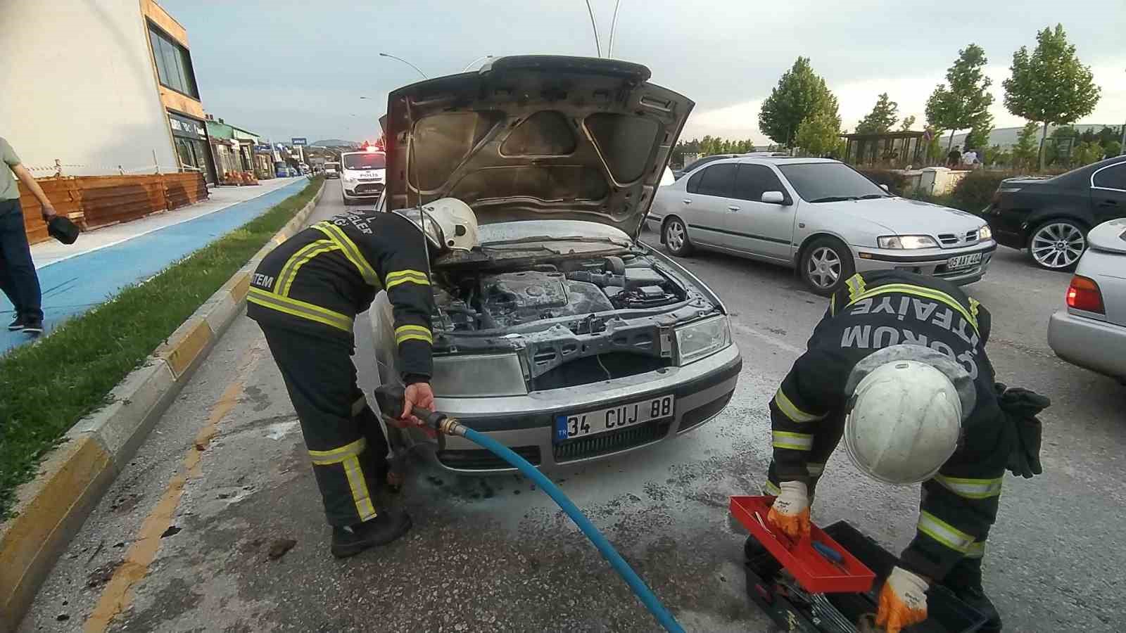 ÇORUM'DA SEYİR HALİNDEKİ OTOMOBİL ALEV ALDI.