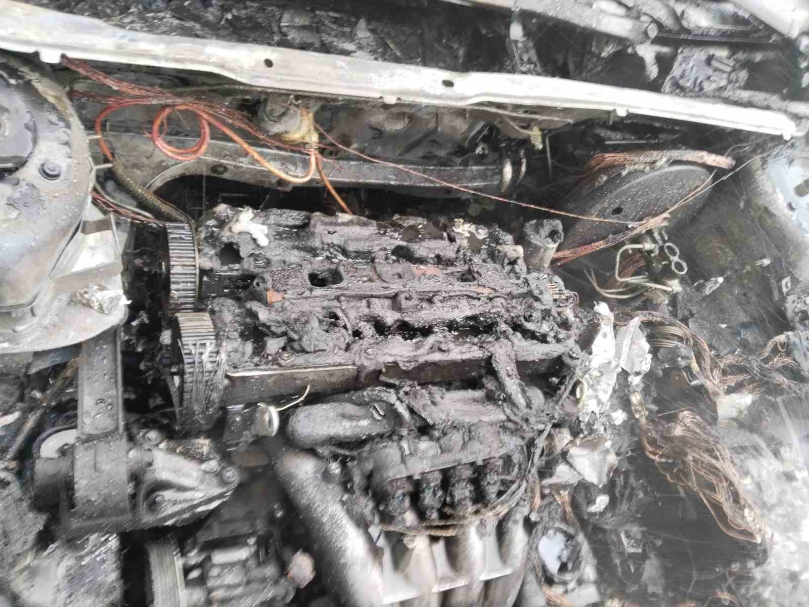 SAKARYA’NIN ERENLER İLÇESİNDE SEYİR HALİNDEKİ OTOMOBİLİN MOTOR KISMINDA ÇIKAN YANGIN,