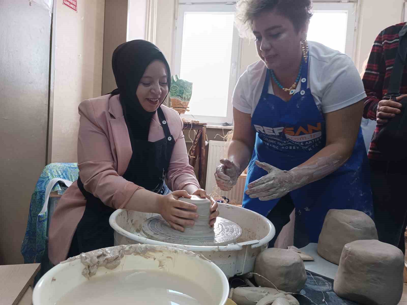 SEYİTGAZİ HALK EĞİTİM MERKEZİNİN YIL SONU SERGİSİ AÇILDI