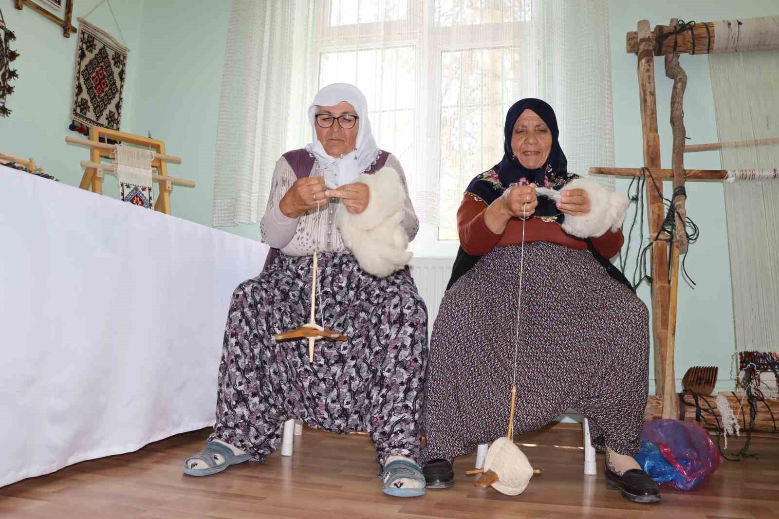 'KADINLAR DOKUYOR ZİLİ HAYAT BULUYOR' PROJESİYLE TEZGAH BAŞINA GEÇEN KADINLAR
