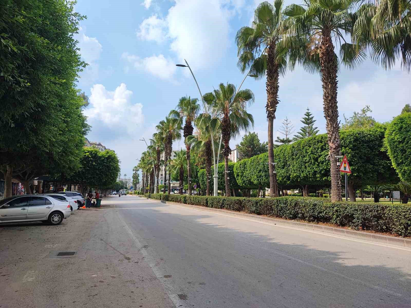 ADANA’DA SOKAKLAR PANDEMİ GÜNLERİNİ ARATMAYACAK ŞEKİLDE BOŞ KALDI
