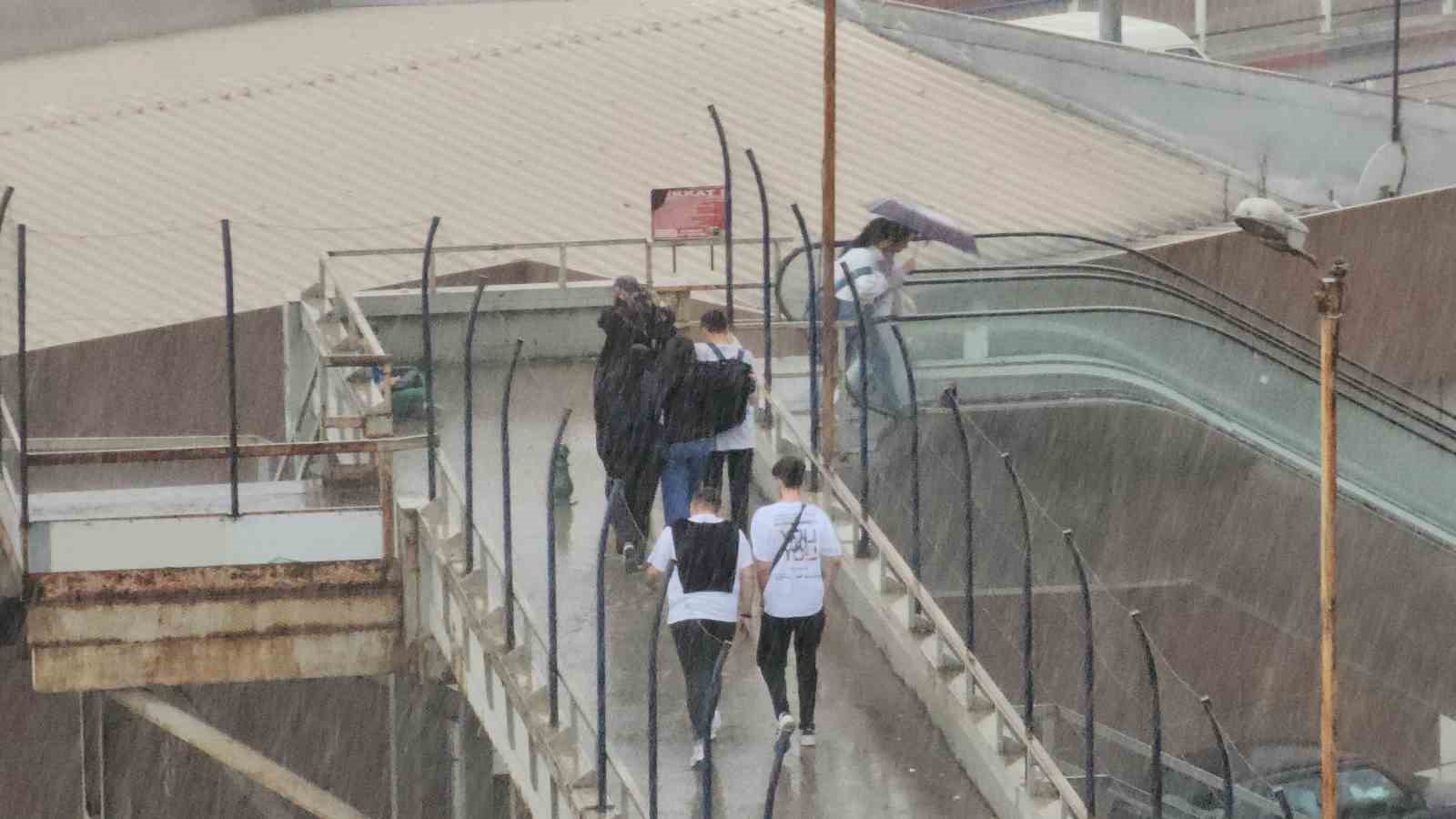 KARABÜK'TE ETKİLİ OLAN KUVVETLİ RÜZGÂR VATANDAŞLARA ZOR ANLAR YAŞATIRKEN SAĞANAK