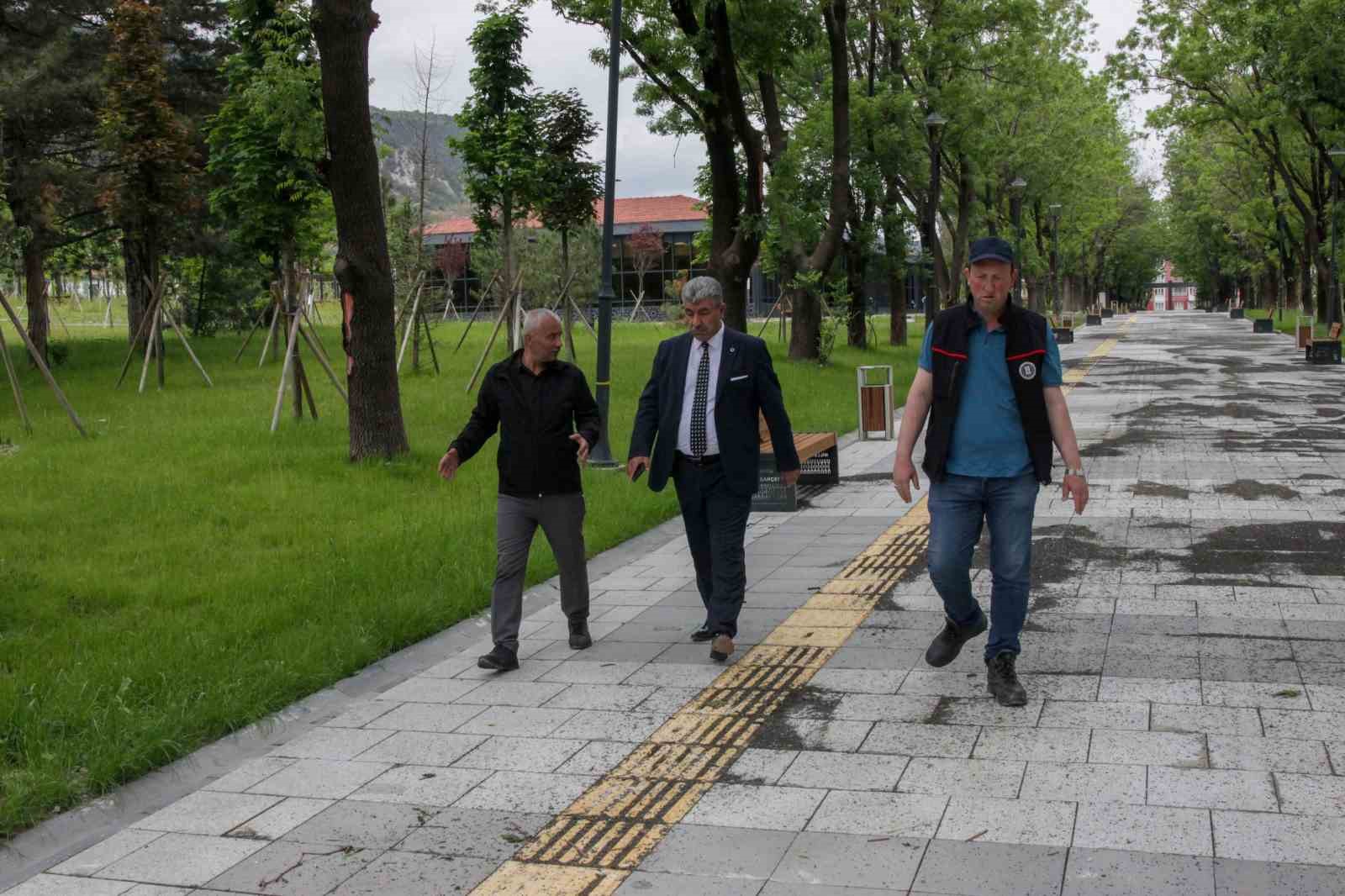 ŞİDDETLİ YAĞIŞ SONRASI SAHA TEMİZLİK ÇALIŞMALARINI YERİNDE İNCELEDİ