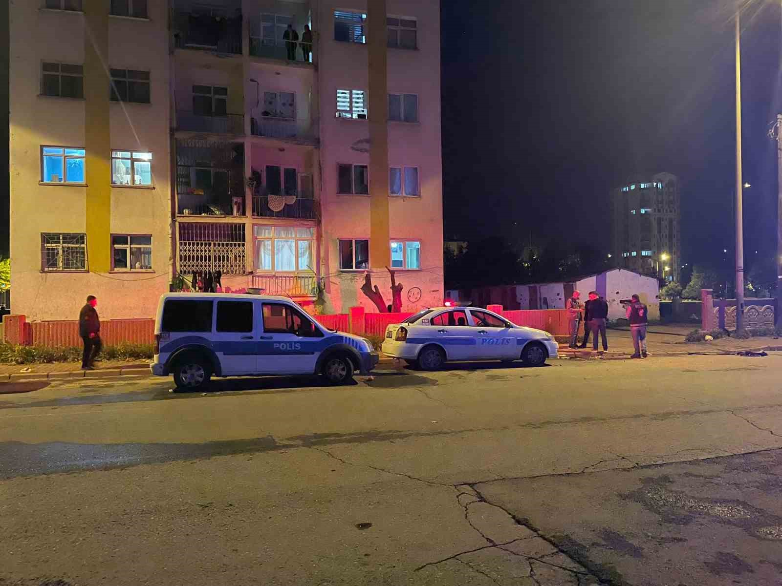 KAYSERİ'NİN MELİKGAZİ İLÇESİNDE ÇIKAN KAVGADA SİLAHLA VURULAN ŞAHIS AĞIR YARALANDI.