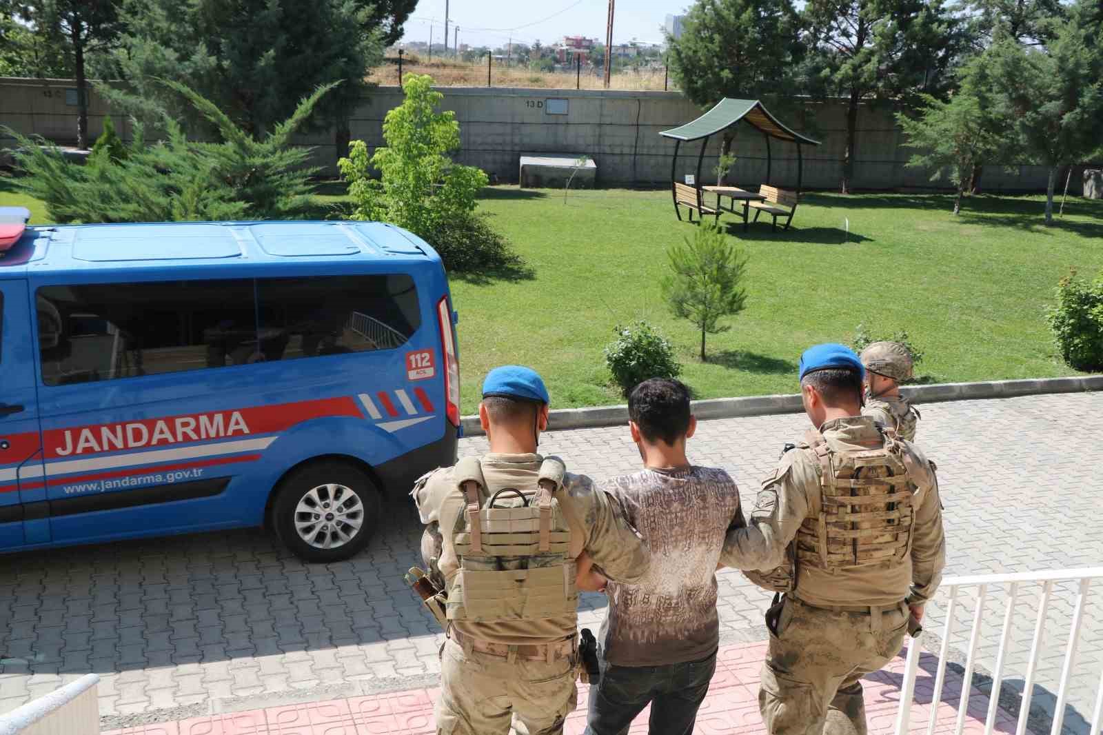DİYARBAKIR’DA “SİLAHLI YAĞMA” SUÇUNDAN CEZA ALAN FİRARİ HÜKÜMLÜ TUTUKLANARAK CEZAEVİNE