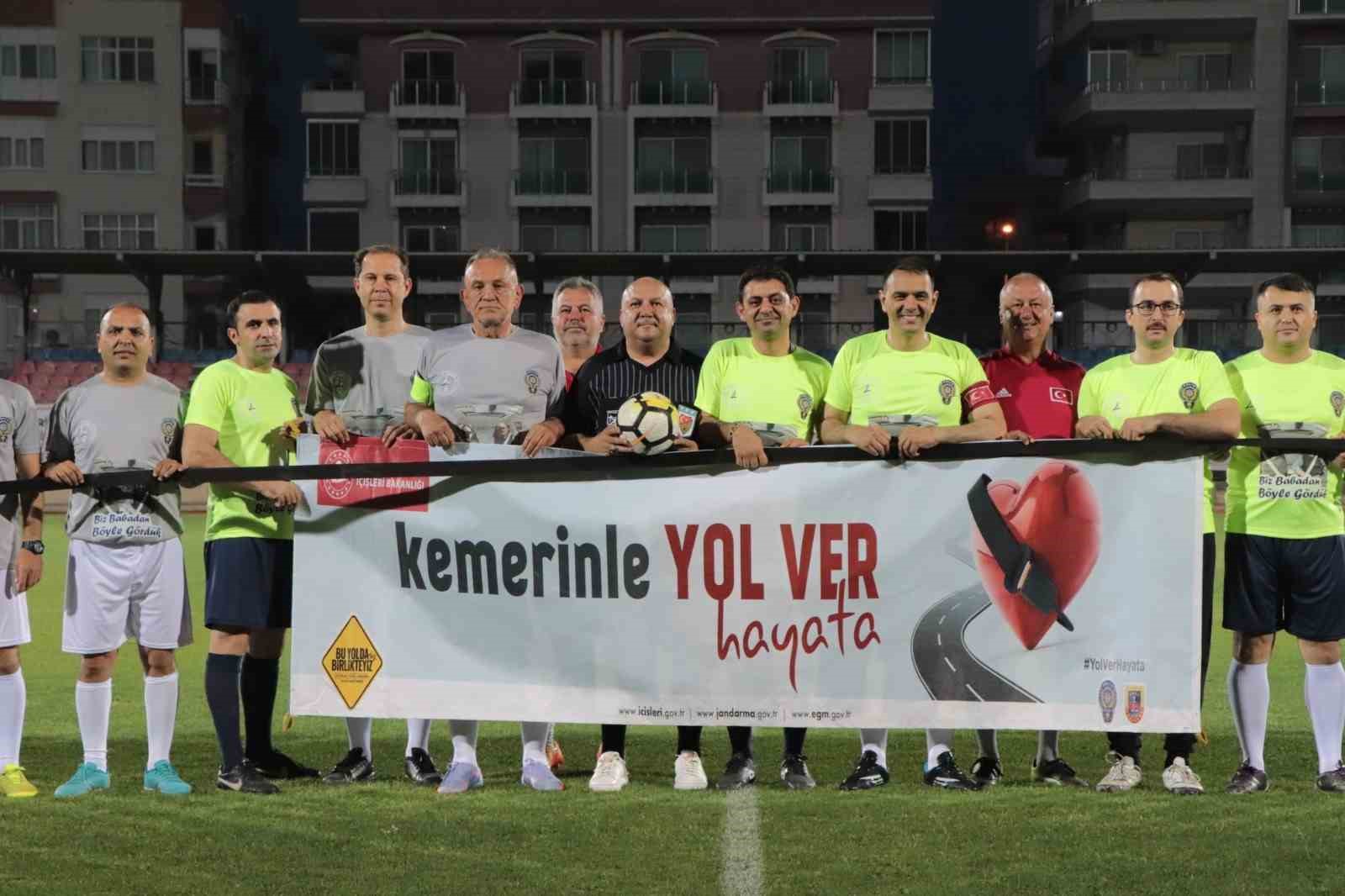 SİLİFKE PROTOKOLÜ TRAFİK HAFTASI DOLAYISI İLE DÜZENLENEN FUTBOL MAÇINDA BİR