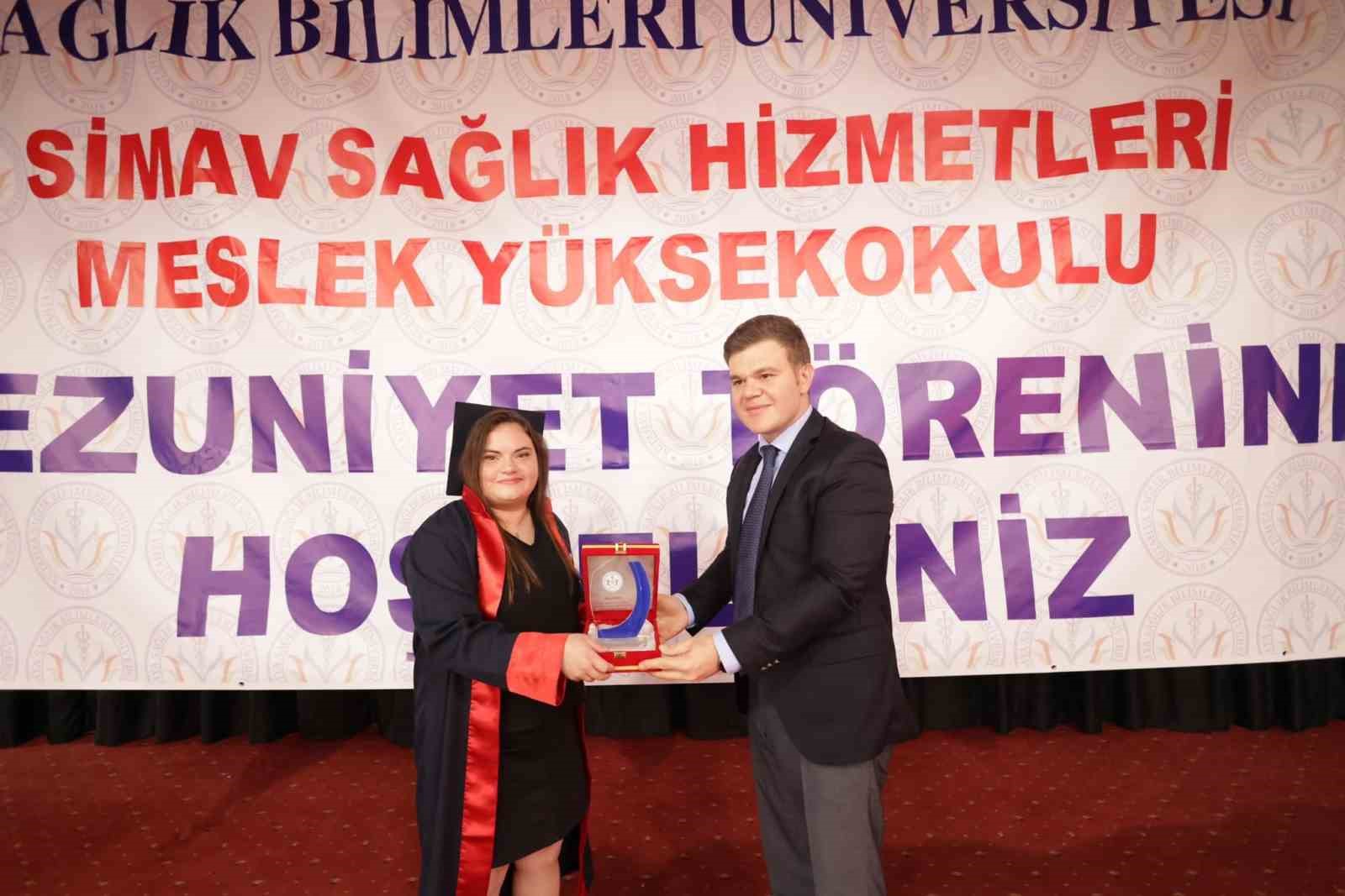 SİMAV SAĞLIK HİZMETLERİ MESLEK YÜKSEKOKULUNDA MEZUNİYET COŞKUSU