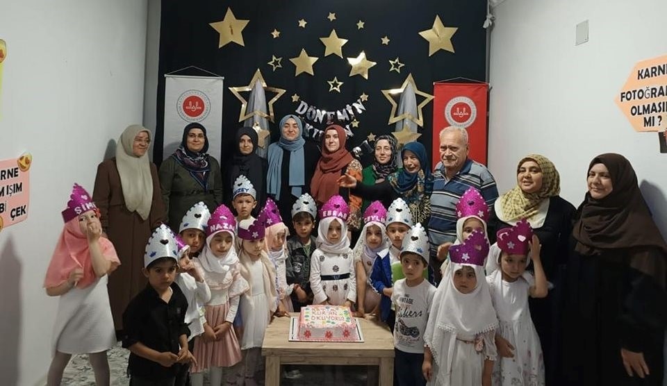 SİMAV'DA 4-6 YAŞ KUR'AN KURSU ÖĞRENCİLERİNİN KARNE HEYECANI
