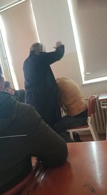 KOCAELİ'DE 17 YAŞINDAKİ ÖĞRENCİSİNİ DERSİ DİNLEMEDİĞİ VE DÜZENİ BOZDUĞU GEREKÇESİYLE