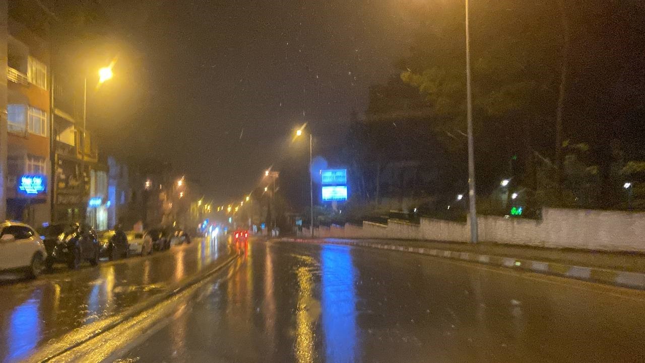 SİNOP’TA KUVVETLİ VE GÖK GÜRÜLTÜLÜ YAĞIŞ, KENT MERKEZİ İLE TÜRKELİ