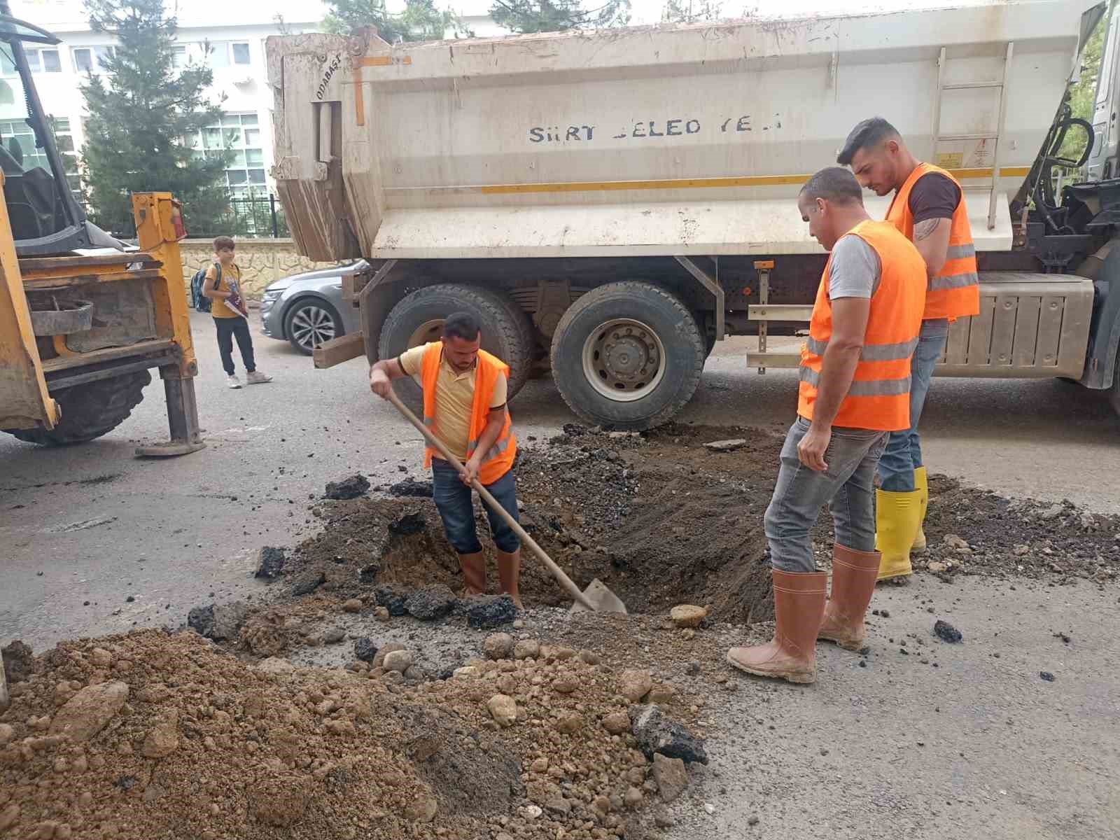 SİİRT BELEDİYESİ, KENTTE ALTYAPI HİZMETLERİNİN SORUNSUZ SAĞLANMASI AMACIYLA ÇALIŞMALARINI ARALIKSIZ