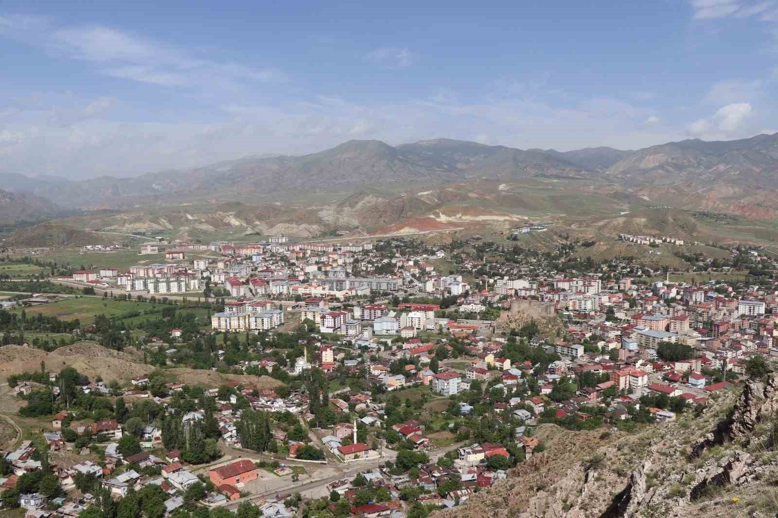 OLTU SİTARE DAĞI’NIN ZİRVESİNDEN  OLTU'NUN  MUHTEŞEM MANZARASI 