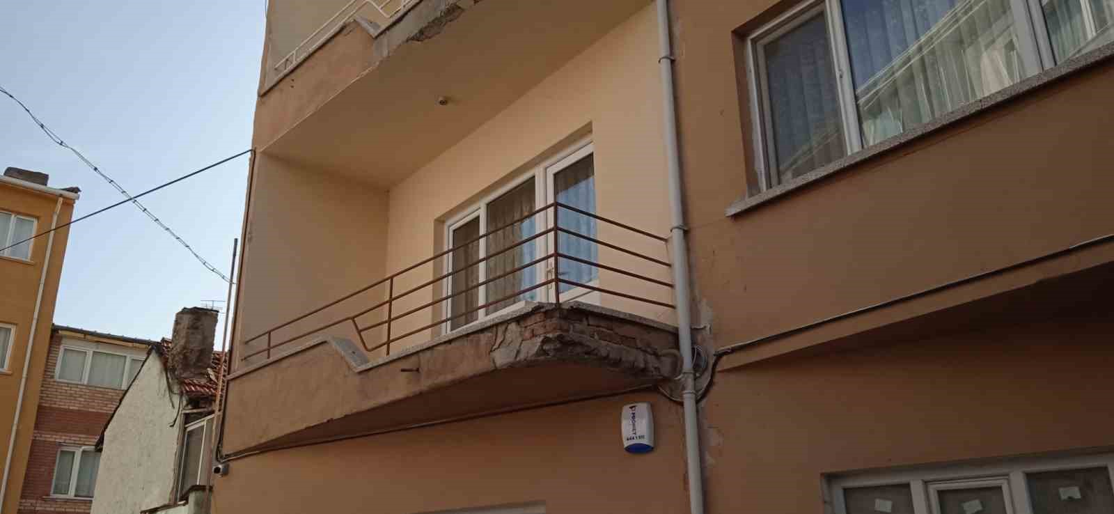 BİNANIN İKİNCİ KATINDA BULUNAN BALKONDAKİ BAZI SIVALARIN AŞINDIĞI DA TEHLİKELİ