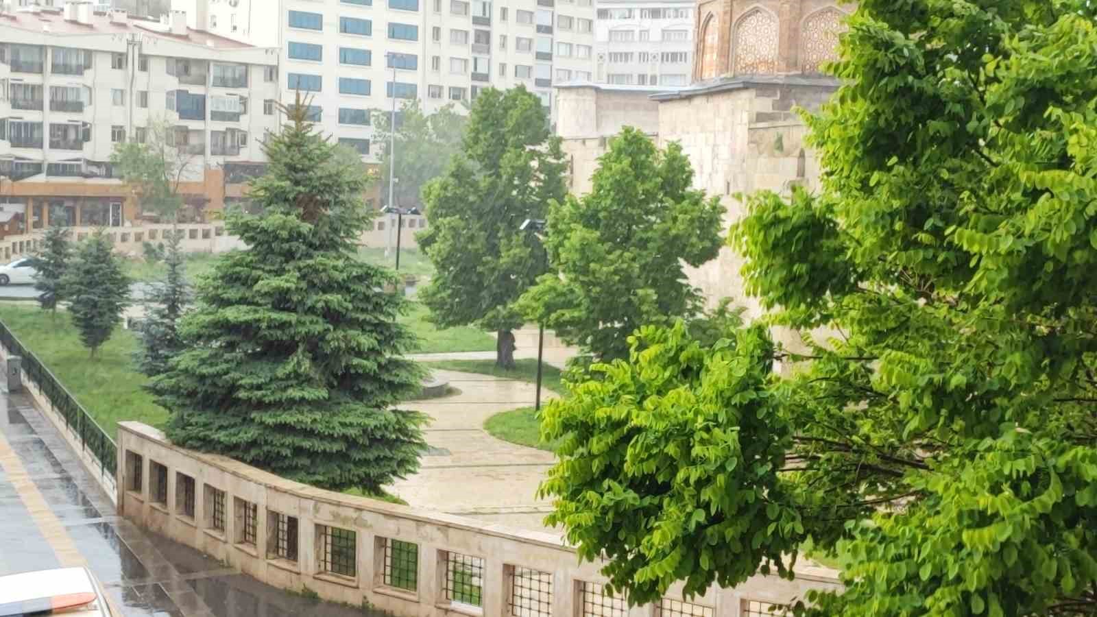 SİVAS VALİLİĞİ SOSYAL MEDYA HESABINDAN YAPILAN AÇIKLAMADA, SAĞANAK YAĞIŞ SONRASI