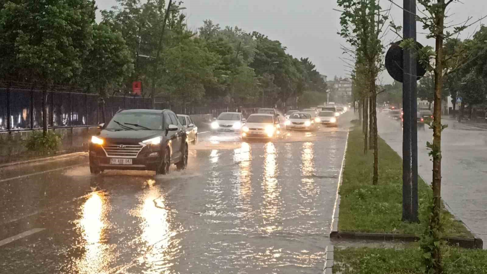 SİVAS’TA AKŞAM SAATLERİNDE BAŞLAYAN SAĞANAK YAĞMUR HAYATI OLUMSUZ ETKİLEDİ. KENTİN