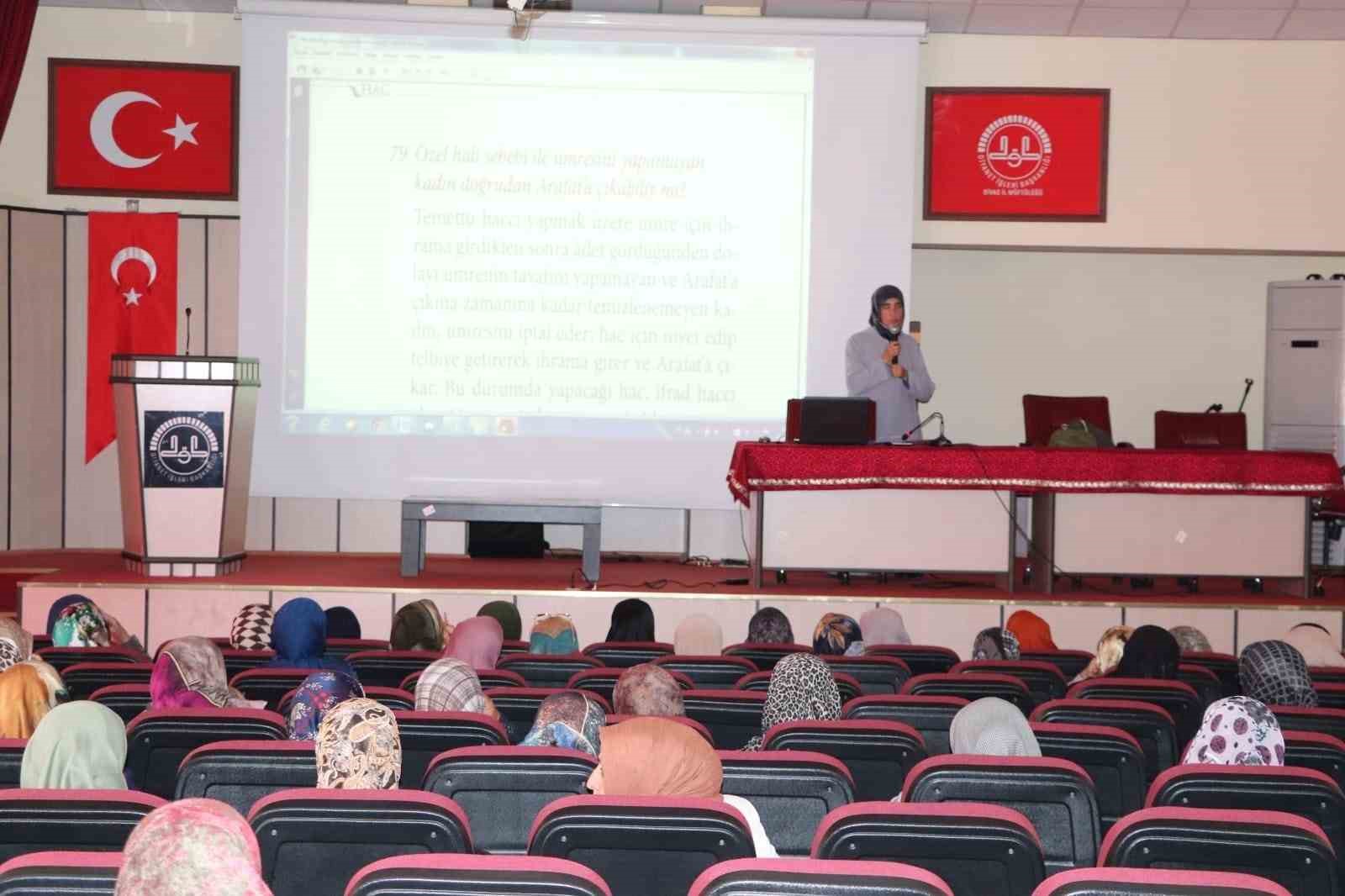 SİVAS’TA HACI ADAYLARINA SEMİNER VERİLDİ