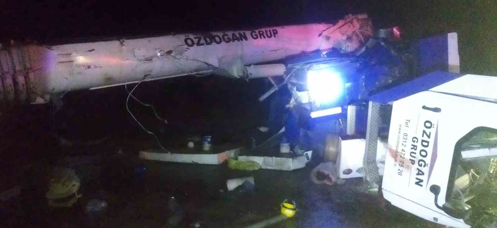 SİVAS’IN DİVRİĞİ İLÇESİNDE RAMPA İNEN VİNÇİN DEVRİLMESİ SONUCU SÜRÜCÜ ÖLDÜ