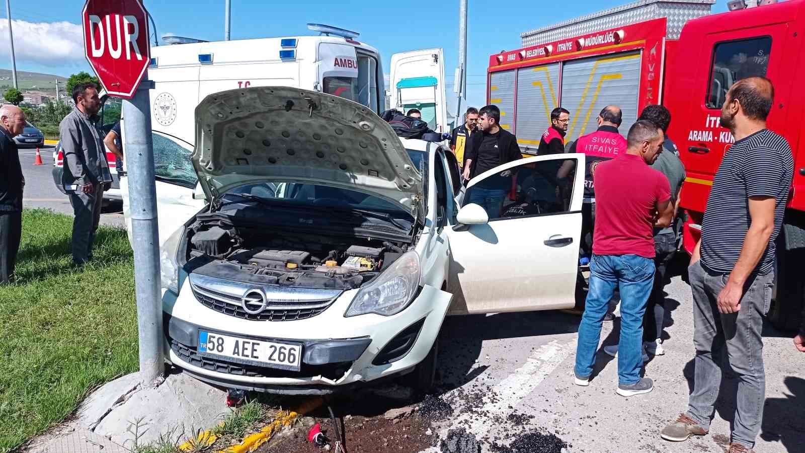 SİVAS’TA TIR İLE OTOMOBİLİN ÇARPIŞMASI SONUCU MEYDANA GELEN TRAFİK KAZASINDA
